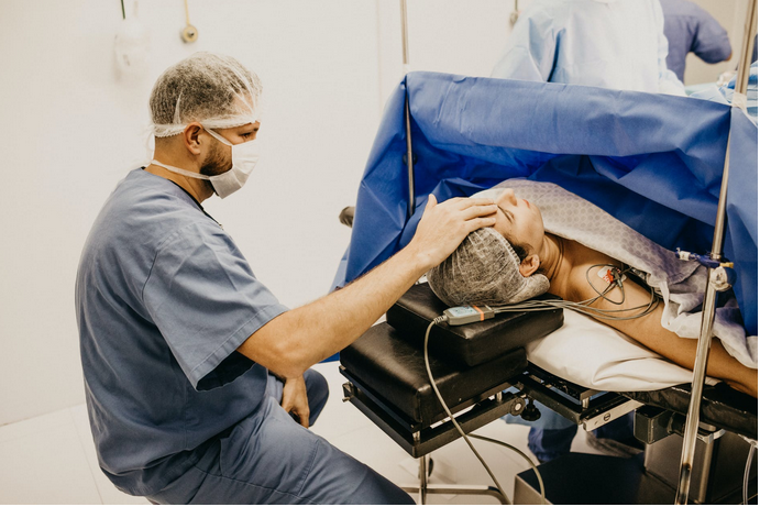 a shoulder specilaist attending a patient